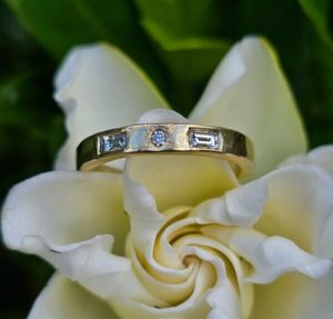 Diamond baguette and brilliant 18ct yellow gold ring. 3x2mm F VS diamonds. Size &hellip;