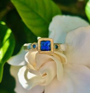 Products: Fine Ceylon sapphire chloris ring, pure silver and 24ct gold. Size M 1/2 - Penelope Barnhill Jewellery