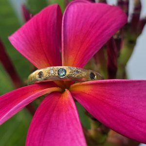 Soft curve ring. 9ct and 24ct with sapphires and diamonds. Size Q 1/2 - Penelope&hellip;