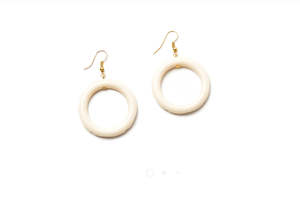 CREAM HEAVY CARVE DROP HOOPS