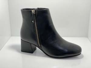 Ankle Boots: Quon Leather Boot
