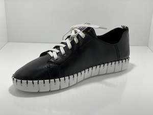 Top End: Kingsly Sneaker