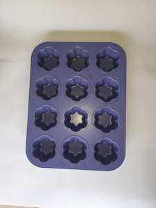 For Hire: FOR HIRE  -  Daisy cupcake pan