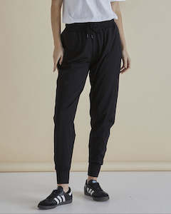 Betty Basic 1: Cara Travel Jogger