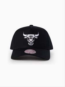 Menswear: NBA Black & White Pro Pinch Snapback - Chicago Bulls