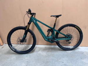 Ex Demo: EX DEMO SHUTTLE LT TEAM XTR WITH 29" ALLOY WHEELS - MEDIUM