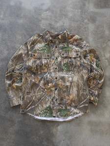 Vintage Realtree Camo Button Shirt (L)