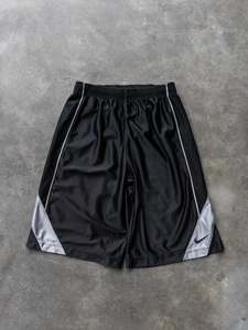Vintage Black Nike Basketball Shorts (14-16Y)