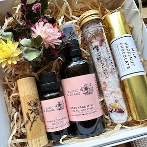 Products: NZ Gift Box - Rose Lovers - Plant and Share