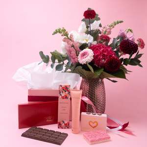 Gifts: Flowers + Treats Giftbox
