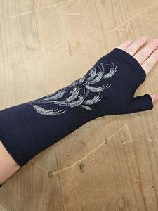 Adult Merino Gloves: Crown & Feathers Harakeke Merino Wool Fingerless Gloves