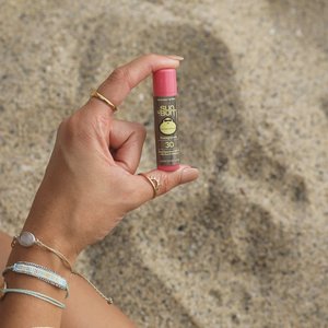 Gifts Home: Sun Bum Original SPF 15 Lip Balm 4.25g -Pomegranate