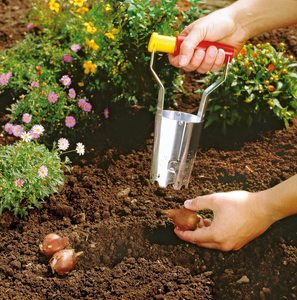Gardenwares And Gifts: Automatic Bulb Planter | Wolfgarten