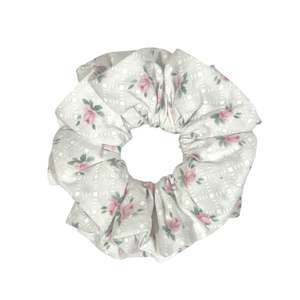All Things: Pippins Scrunchie pink flowers