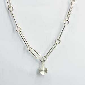 Zantedeschia Robini: ZR096: Oval link necklace with concave drop