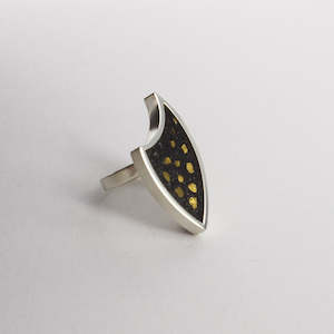 ACT489: Shield ring with Arrowtown gold nuggets