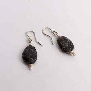 ACT206: Orepuki stone earrings - black speckle