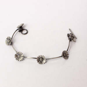 RF183: Daisy chain bracelet
