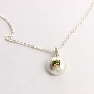 Necklaces: RMO59: Green sapphire pebble pendant