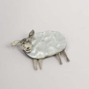 DH286: Sheep brooch