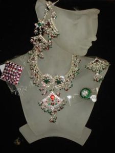 Accessories: Necklace Set - with multi coloured stones