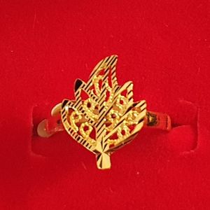 GJR042-22ct Gold Ring in a leaf design