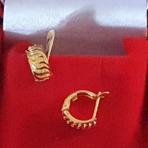 22ct Gold Earrings: GJEB032-small 22ct Gold spring Bali