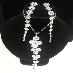Accessories: Crystally Necklace Set with long Earrings