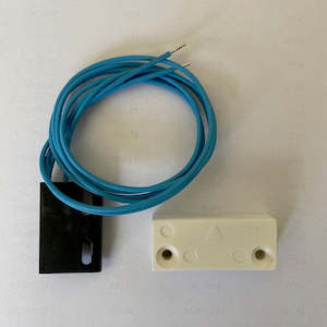 Clutch pedal reed switch with magnet: no-lift gear shifting