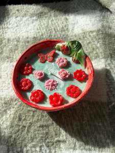 Ceramic Candles: Scented strawberry candle