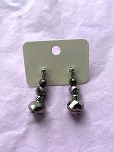 Beaded stud earrings | Grey