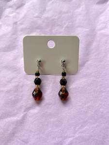 Beaded stud earrings | Brown