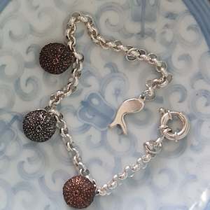 Bracelets: Charm Bracelet with 3 large kinas
