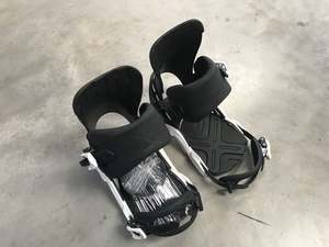 Snowboards: Salomon Shadow Medium Snowboard Bindings *Excellent Condition*