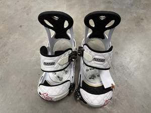 Snowboards: Burton Mission Medium Snowboard Bindings *Excellent Condition*