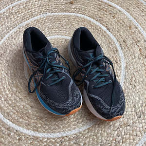 Menswear: Asics Gel Kayano Runners (shoe laces bit worn) - Size 9