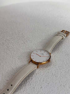 Accessories: Daniel Wellington Watch (no battery)
