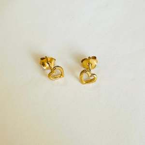 Alison Blain: Gold Heart stud Earrings