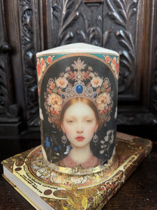 Products: Queen Charlotte medium candle redtrinity