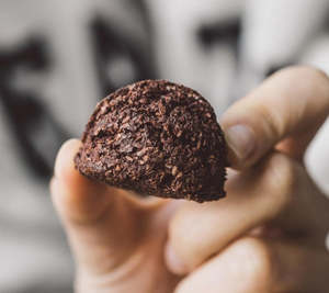 Vegan Snacks Treats: Organic Cacao & Raspberry Macaroon