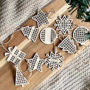 Christmas: Rattan-Look Wooden Ornaments