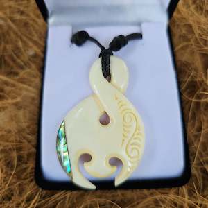New Zealand Jewellery: Handcarved Bone Carving Pendant with Paua