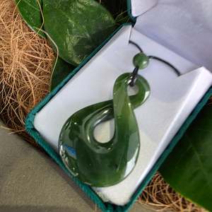 Greenstone Figure 8 Pendant 2 inchs