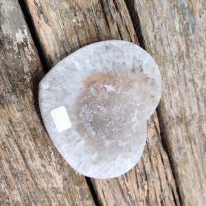 Agate Crystal Pieces: Agate Heart - White