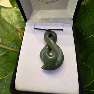 Rivendell Au: Twist Pikorua Greenstone Pendant - Single Twist