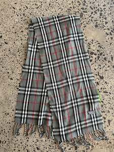Luxury Scarves: Grey Burberry Wool Scarf