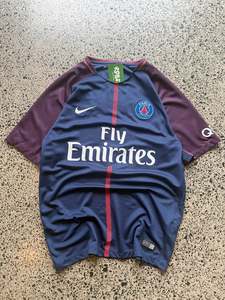 Football Shirts: 2017/18 PSG Home Football Jersey - M