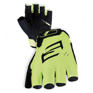 Attire: FIVE RC3 Shorty Gloves.