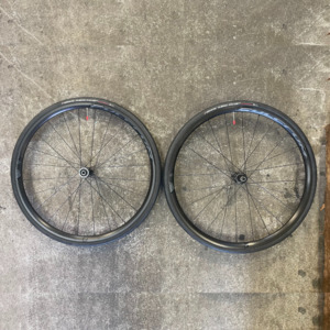 Wheels: Fulcrum Racing 600 wheel set with tires and tubes