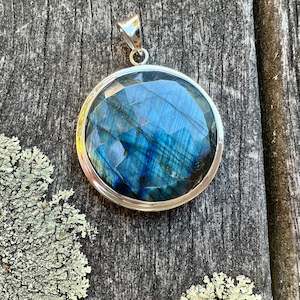Faceted labradorite pendant
